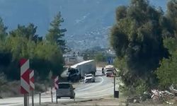 Antalya'da kamyon ile cip çarpıştı; 1 turist öldü, 3 yaralı