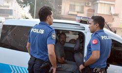 Evde çıkan yangında mahsur kalan kediyi balkona tırmanıp kurtardı
