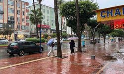 Alanya'da sağanak yağış vatandaşları olumsuz etkiledi