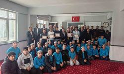 Korkuteli'nde erkek hafızların belge sevinci