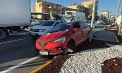 Serik'te iki otomobil çarpıştı: 1 yaralı