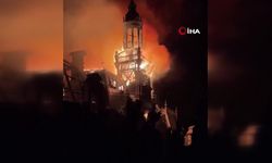 Fransa'da protestolarda kundaklanan 143 yıllık belediye binasının saat kulesi çöktü