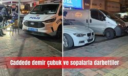 Caddede demir çubuk ve sopalarla darbettiler