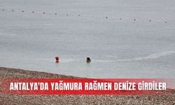 Antalya’da yağmura rağmen denize girdiler