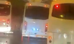 Serik'te servis midibüsü demir kapıya çarptı