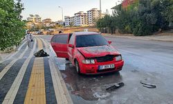Serik'te otomobil seyir halinde yandı