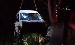 Serik'te sulama kanalına düşen otomobilden kurtarıldılar