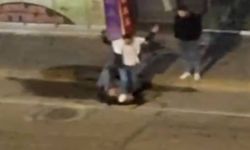 Yerdeki kişinin yüzüne ayağıyla bastı: Şiddet anları kamerada