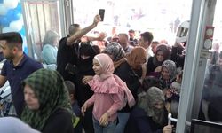 Giyim mağazasında indirim izdihamı