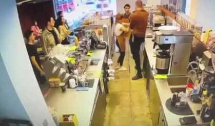 Kız arkadaşının kahve bardağına gülücük çizen baristayı dövdü