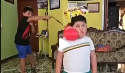 İki kardeşin eğlenceli oyunu sosyal medyada gülümsetti