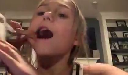 Papağan Dişçi Oldu! Küçük Kızın Sallanan Dişini Çekti