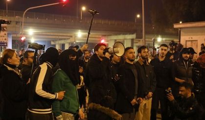 Polisten aldığı megafonla 'sükunet' uyarısı yaptı