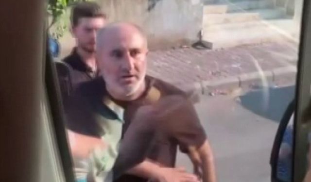 Minibüstekilere bıçak gösterip kapıyı ve camı yumrukladı