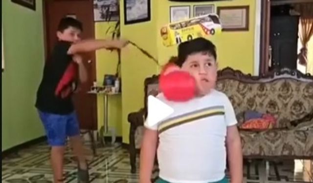 İki kardeşin eğlenceli oyunu sosyal medyada gülümsetti