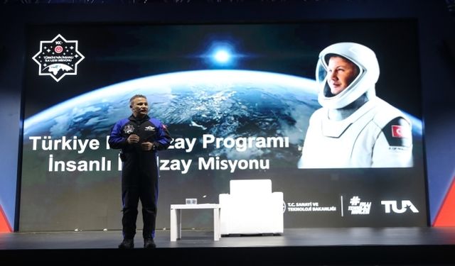 Astronot Alper Gezeravcı TEKNOFEST Adana'da öğrencilerle buluştu