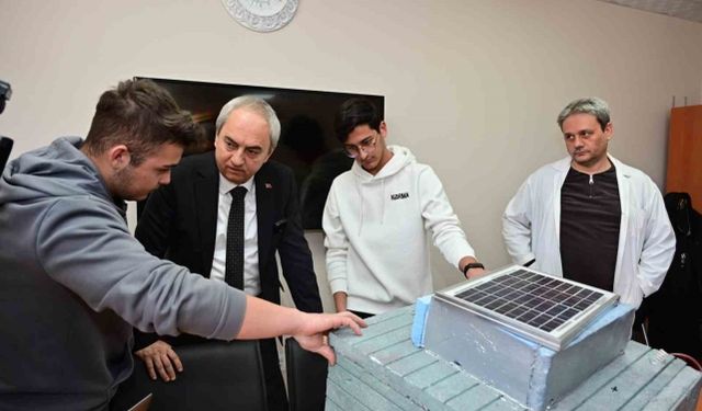 Antalya'da lise öğrencileri geri dönüşüm malzemelerinden deniz temizleme robotu yaptı