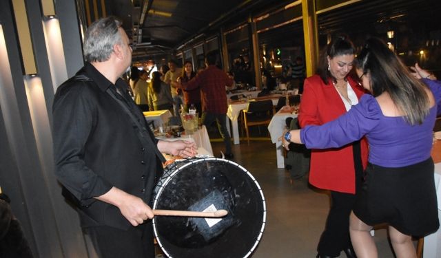 Hayal Kahvesinde Kız Kıza