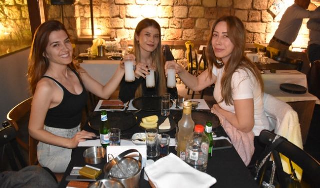 Kız kıza Üçkapılar Meyhane'de