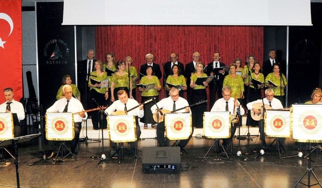 Emekli subay ve eşlerinden türkü şöleni
