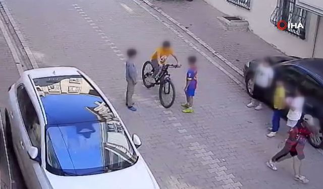 Çaldığı bisikleti arkadaşlarına göstermeye geldi, araba çarptı; o anlar kamerada