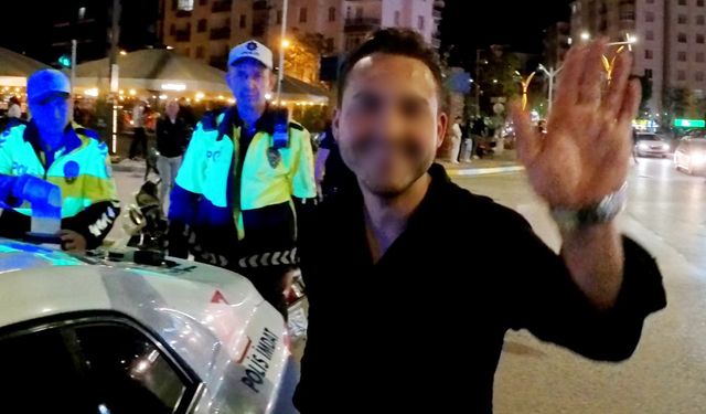 Plakasız motosikletiyle yakalanan alkollü ve kasksız sürücü, basın mensubuna el sallayıp poz verdi