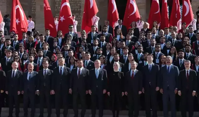 Bakan Bak, gençler ve sporcularla birlikte Anıtkabir'i ziyaret etti