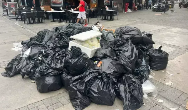 İzmir'de grevin 3'üncü gününde sokaklarda çöpler birikti