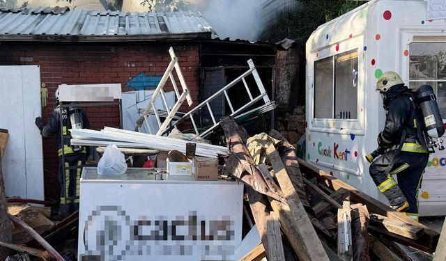 Antalya'da iş yeri deposunda yangın