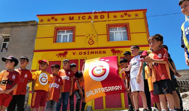 Galatasaraylı taraftar evinin dış cephesini sarı-kırmızıya boyatıp, Osimhen ve 5. yıldızı ekledi