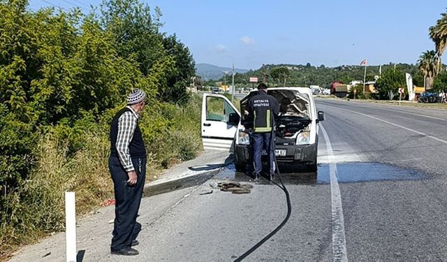 Manavgat’ta otomobil alev aldı, çalışanlar facianın önüne geçti