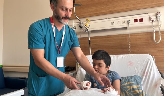 Doktorların ismini yeni duyduğu rahatsızlık tedavi edildi, 10 parmağı açıldı