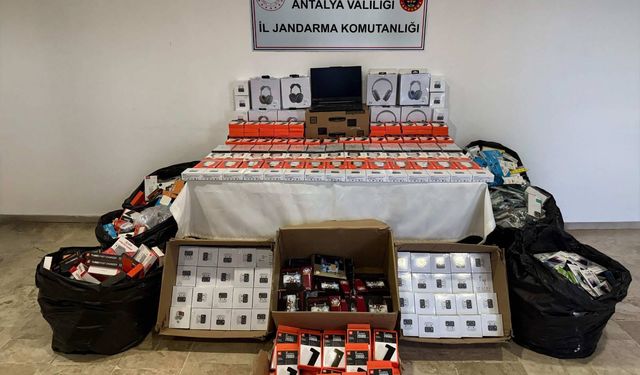Antalya'da aksesuar vurgunu: Binlerce ürün ele geçirildi