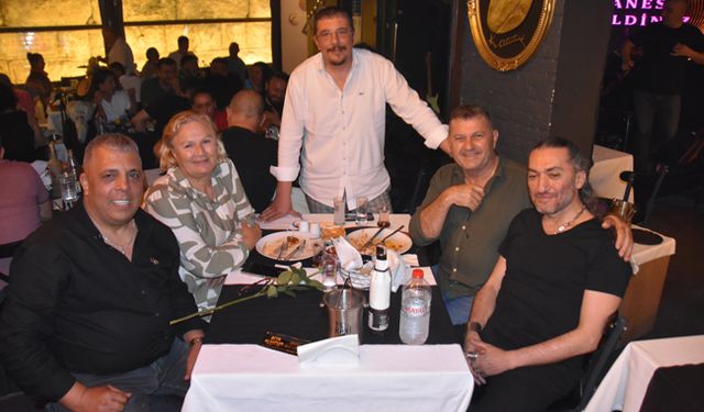 Patronlar dostlarıyla Üçkapılar Meyhane’de