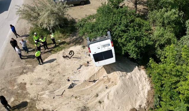 Tozu dumana katan minibüs ortalığı böyle savaş alanına çevirdi: 3 yaralı