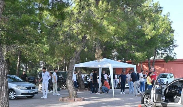Konyaaltı Belediyesi önünde çadır nöbeti