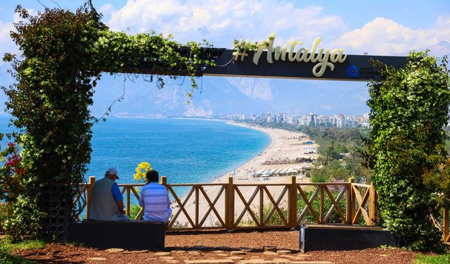 Konyaaltı Sahili tatilcilere göz kırpıyor
