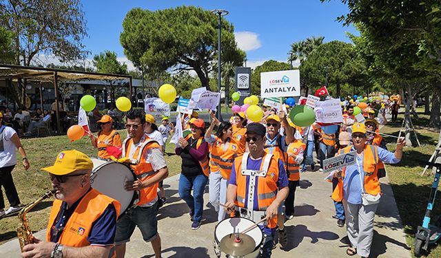 Antalya’da LÖSEV'den anlamlı kortej:  Balonlar umutla gökyüzüne bırakıldı