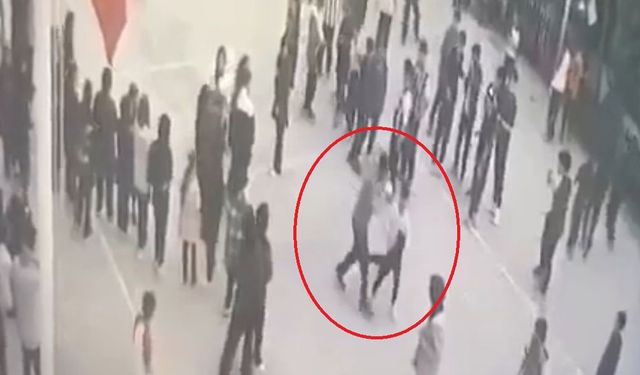 Öğretmenden öğrenciye su sıçrattın dayağı kamerada