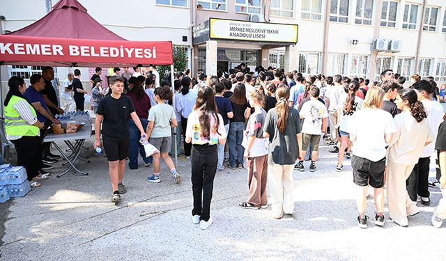 Kemer Belediyesi’nden sınav stresine şekerli destek
