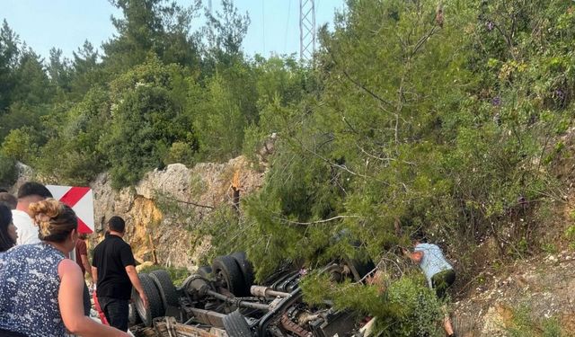 Devrilen kamyonun sürücüsü öldü