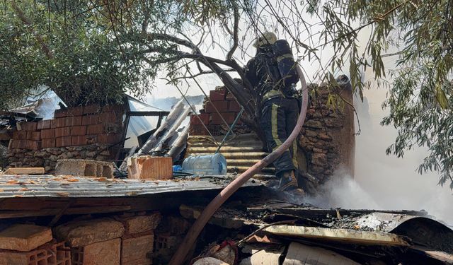 Ev sahibi, elindeki keserle itfaiyecilere yardıma koştu