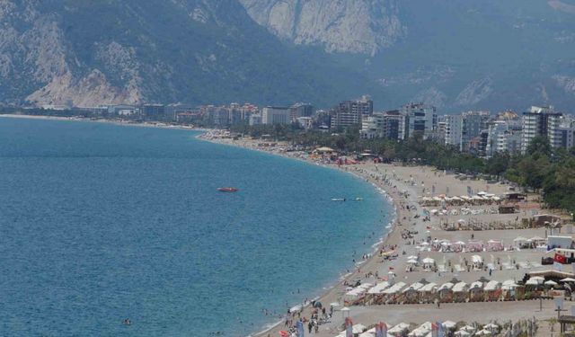 Güneşi gören Konyaaltı’na koştu