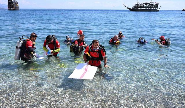 Kemer’de deniz dibi temizlendi