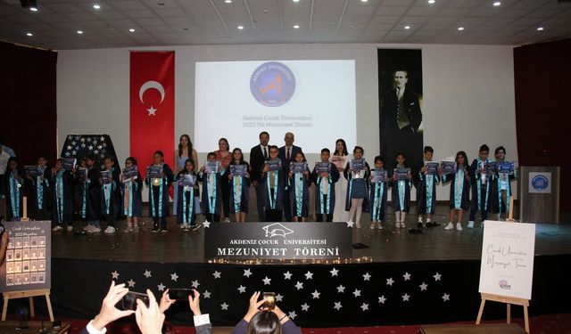 Minik kahramanların mezuniyet sevinci