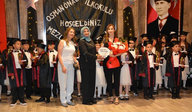 Miniklerin mezuniyet sevinci