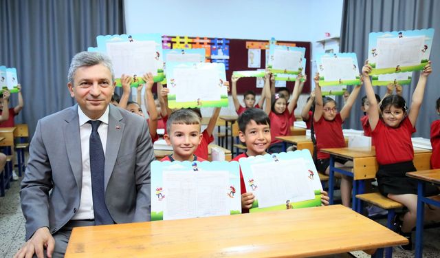 Vali Şahin, öğrencilerin karne heyecanına ortak oldu