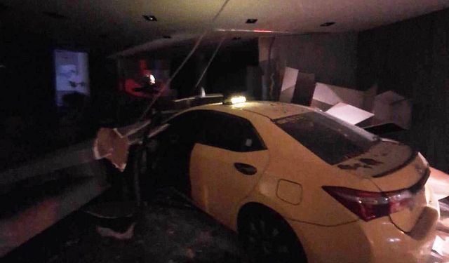 Mersin’de taksi mobilya mağazasına daldı
