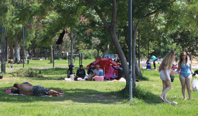 Antalya'da nem yüzde 80'e ulaştı, sahiller doldu