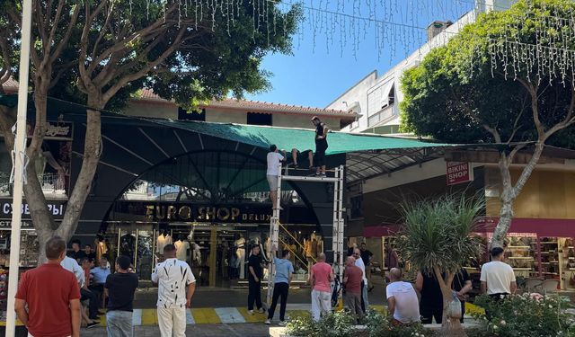 İkinci kattaki balkondan iş yerinin tentesine düştü